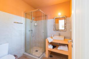 uma casa de banho com um chuveiro e um lavatório. em Gotas de Luar Turismo Rural em Vila Nova de Milfontes