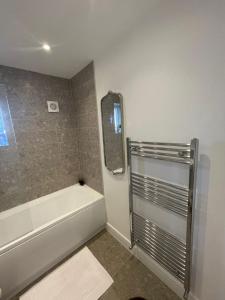 La salle de bains est pourvue d'une baignoire et d'un lavabo. dans l'établissement Enjoyable Home, à Sunderland