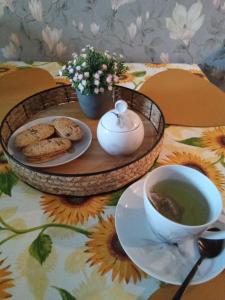 ブワディスワボボにあるRelaxのスープと紅茶の入ったボウルが置かれたテーブル