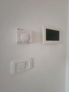 einen Nintendo Wii Controller und eine Uhr an der Wand in der Unterkunft un très beau studio luxueux in Ariana