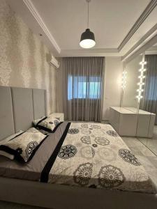een slaapkamer met een groot bed in een kamer bij un très beau studio luxueux in Ariana