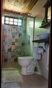 een badkamer met een toilet, een douche en een wastafel bij Casa Serra Negra in Bezerros