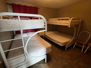 Двухъярусная кровать или двухъярусные кровати в номере The “Loon” waterfront Muskoka cottage