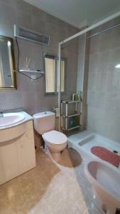 Kúpeľňa v ubytovaní Charming Three Bedroom Apartment in Alcoi (with WIFI)