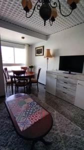 TV a/nebo společenská místnost v ubytování Charming Three Bedroom Apartment in Alcoi (with WIFI)