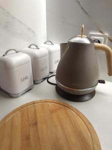 ブワディスワボボにあるRelaxのカウンターの上にティーケトルとトースター3台