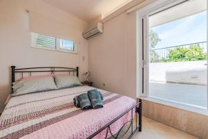 Postel nebo postele na pokoji v ubytování George residence Attica Riviera