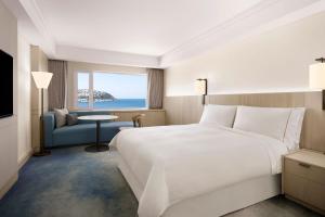 Postel nebo postele na pokoji v ubytování The Westin Josun Busan