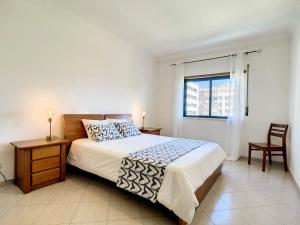 a bedroom with a large bed and a window at Mare Nostrum in Armação de Pêra