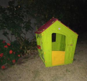 una casa de perros verde y amarillo sentada en el suelo en El Diamante en San Rafael