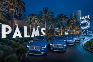 een rij auto's geparkeerd voor de palmbomen bij Palms Casino Resort in Las Vegas