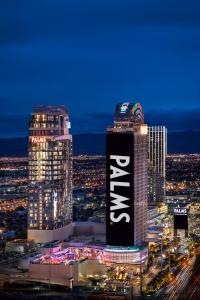 uma vista de uma cidade de Las Vegas à noite em Palms Casino Resort em Las Vegas