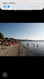 een screenshot van een strand met mensen in het water bij 150ευρώ η μέρα in Oropos