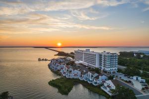 Una vista aérea de un resort sobre el agua al atardecer. en Residence Inn by Marriott Ocean City, en Ocean City