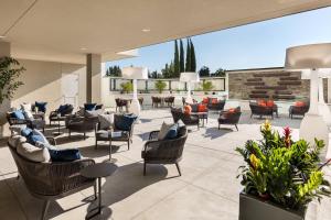 un patio con sedie e tavoli in un edificio di Courtyard by Marriott Los Angeles Monterey Park a Monterey Park