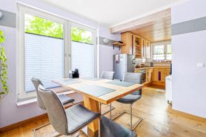 a kitchen with a wooden table and chairs at Familiengeeignete Ferienwohnung in Königs Wusterhausen