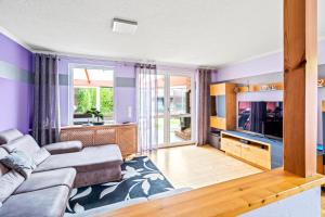 a living room with a couch and a tv at Familiengeeignete Ferienwohnung in Königs Wusterhausen