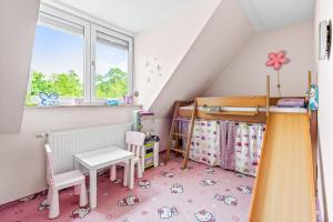 a room with a bunk bed and a table and chairs at Familiengeeignete Ferienwohnung in Königs Wusterhausen