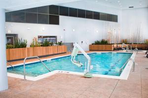 basen ze zjeżdżalnią w budynku w obiekcie Chicago Marriott Schaumburg w mieście Schaumburg