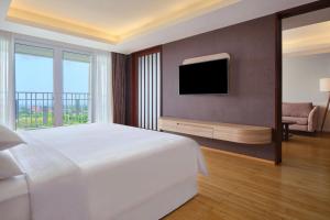 Four Points by Sheraton Bali, Ungasan的电视和/或娱乐中心