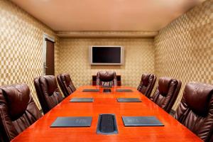 uma sala de conferências com uma mesa longa e cadeiras em The Chelsean New York em Nova York