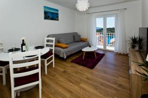 - un salon avec un canapé et une table dans l'établissement Forr Apartments - Hvar, Croatia, à Hvar