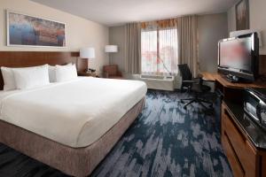 Fairfield by Marriott Inn & Suites Fossil Creek的电视和/或娱乐中心