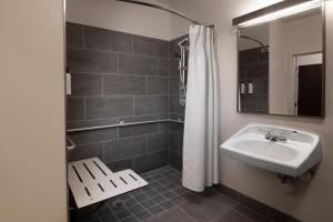 沃思堡Fairfield by Marriott Inn & Suites Fossil Creek的带水槽和淋浴的浴室