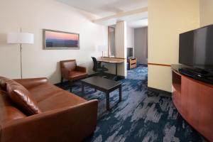 Fairfield by Marriott Inn & Suites Fossil Creek的电视和/或娱乐中心