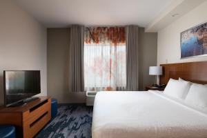 Fairfield by Marriott Inn & Suites Fossil Creek的电视和/或娱乐中心