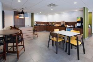 Fairfield by Marriott Inn & Suites Fossil Creek的厨房或小厨房