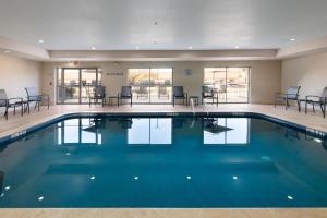 沃思堡Fairfield by Marriott Inn & Suites Fossil Creek的建筑物内设有带桌椅的游泳池