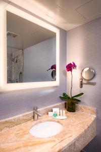 La salle de bains est pourvue d'un lavabo et d'un miroir. dans l'établissement Fairfield Inn & Suites By Marriott New York Manhattan/Times Square, à New York