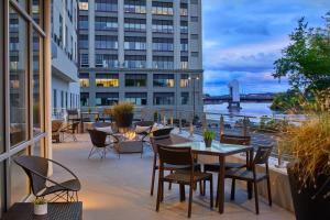 un patio con tavoli e sedie in un edificio di Courtyard by Marriott Albany Troy/Waterfront a Troy