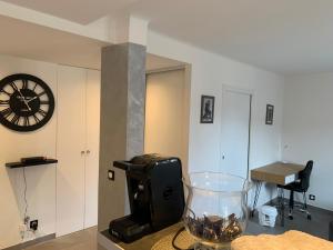 Zdjęcie z galerii obiektu Grand studio très agréable avec bar, cuisine et terrasse w Cagnes-sur-Mer