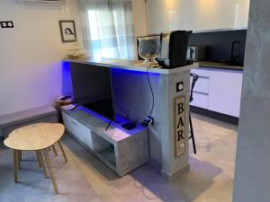 kuchnia z biurkiem z telewizorem w obiekcie Grand studio très agréable avec bar, cuisine et terrasse w Cagnes-sur-Mer