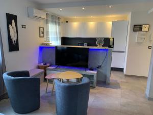 kuchnia ze stołem, krzesłami i blatem w obiekcie Grand studio très agréable avec bar, cuisine et terrasse w Cagnes-sur-Mer