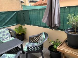 Patio lub wspólna przestrzeń na świeżym powietrzu w obiekcie Grand studio très agréable avec bar, cuisine et terrasse