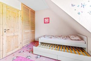 a small bedroom with a bed in the attic at Familiengeeignete Ferienwohnung in Königs Wusterhausen