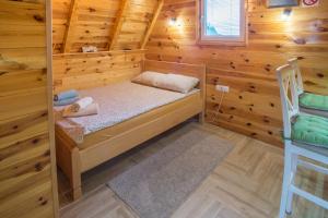 ein kleines Zimmer mit einem Bett in einem Blockhaus in der Unterkunft Cottage Danilo in Žabljak