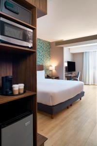 阿瓜斯卡連特斯的住宿－Fairfield Inn & Suites by Marriott Aguascalientes，酒店客房带一张床和一台微波炉