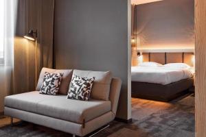 Un pat sau paturi într-o cameră la Moxy Duesseldorf South