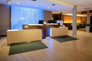 un ufficio con una hall e una reception di Fairfield Inn & Suites by Marriott Augusta Washington Rd./I-20 ad Augusta