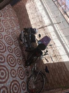 una bicicleta estacionada en una acera junto a un edificio en Jolie Maison pas chère en Oujda