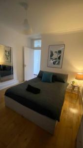 - une chambre avec un grand lit dans l'établissement 2 Bedroom Flat in Camberwell Green - Central Location with excellent connections to tourist attractions and main London airports, à Londres