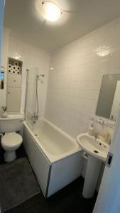 bagno bianco con servizi igienici e lavandino di 2 Bedroom Flat in Camberwell Green - Central Location with excellent connections to tourist attractions and main London airports a Londra