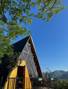 un piccolo edificio giallo con tetto nero di Darchi • დარჩი a Batumi