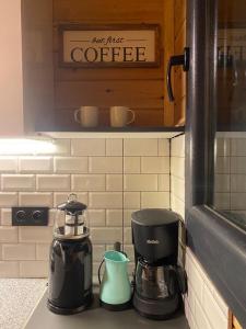 una macchinetta del caffè su un bancone in cucina di GÖCEK BUNGALOW a Göcek