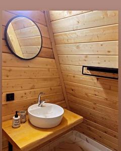 戈西克的住宿－GÖCEK BUNGALOW，一间带水槽和镜子的浴室