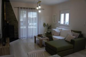 een woonkamer met een bank en een tafel bij Atalia Apartment, Orne Crete in Orné